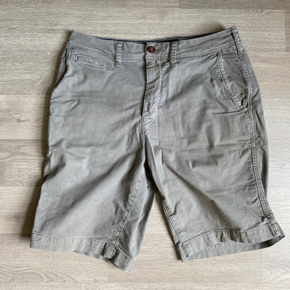 American Eagle flat front khaki shorts size 28 olive